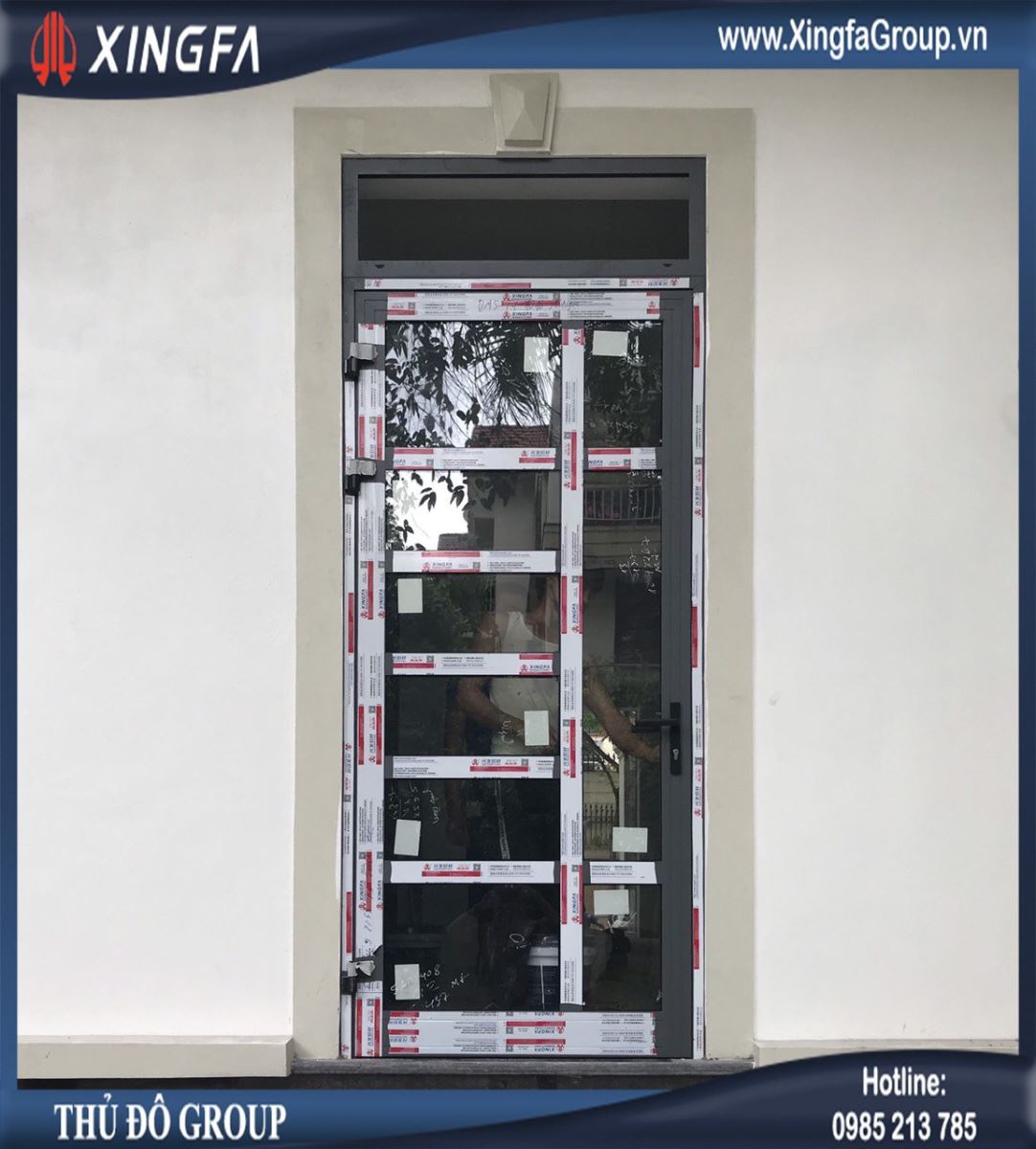 Mẫu cửa đi nhôm Xingfa mở quay 1 cánh chia thêm nhiều đố cửa vững chắc an toàn hơn Mẫu cửa đi nhôm Xingfa mở quay 1 cánh chia thêm nhiều đố cửa vững chắc an toàn hơn