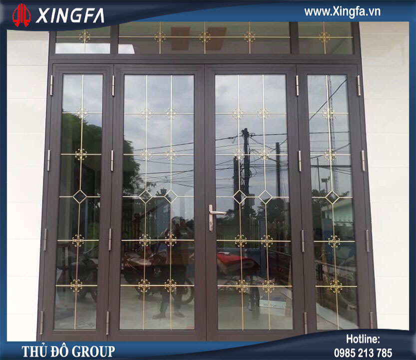Mẫu cửa nhôm Xingfa dùng kính hộp 2 lớp hút chân không + ở giữa có nan trang trí mạ đồng Mẫu cửa nhôm Xingfa dùng kính hộp 2 lớp hút chân không + ở giữa có nan trang trí mạ đồng