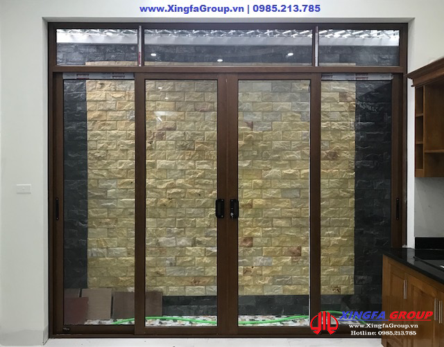 Cửa đi mở trượt 4 cánh nhôm Xingfa mầu vân gỗ