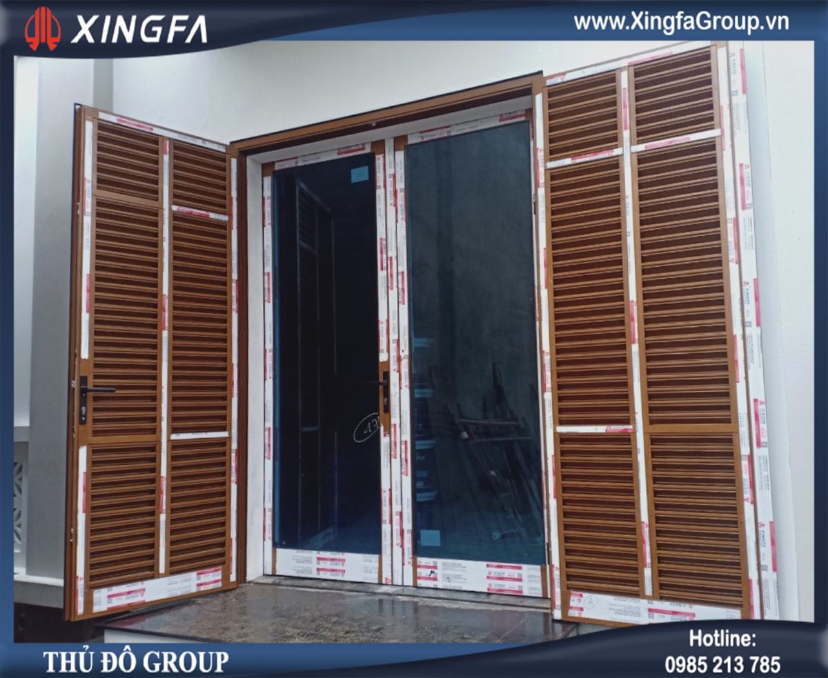 Mẫu cửa chớp thoáng nhôm Xingfa mầu vân gỗ Mẫu cửa chớp thoáng nhôm Xingfa mầu vân gỗ